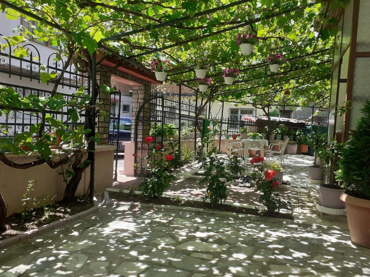 Vila Spaho Korce Buitenkant foto