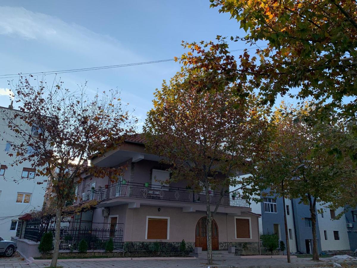Vila Spaho Korce Buitenkant foto