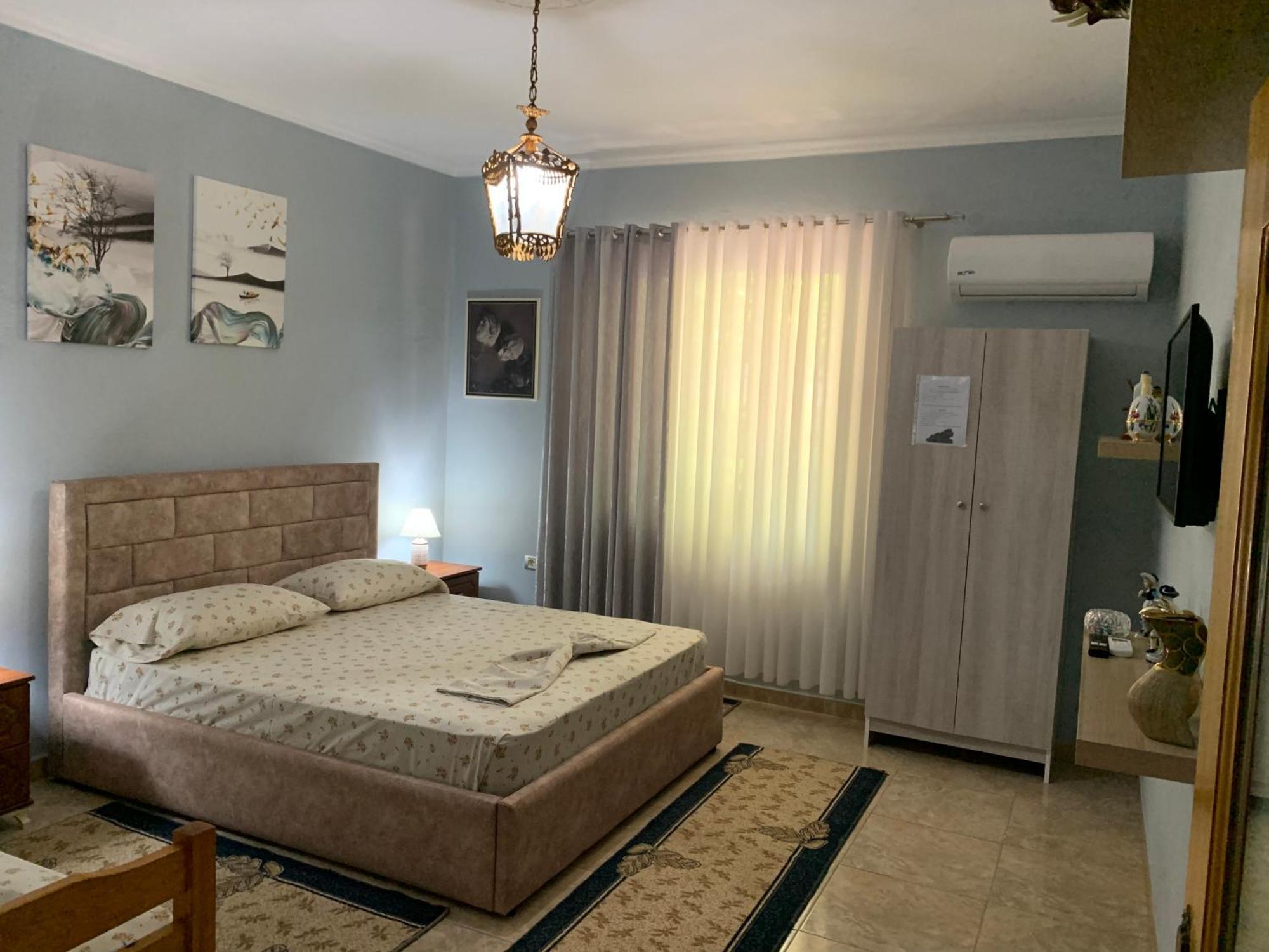 Vila Spaho Korce Buitenkant foto